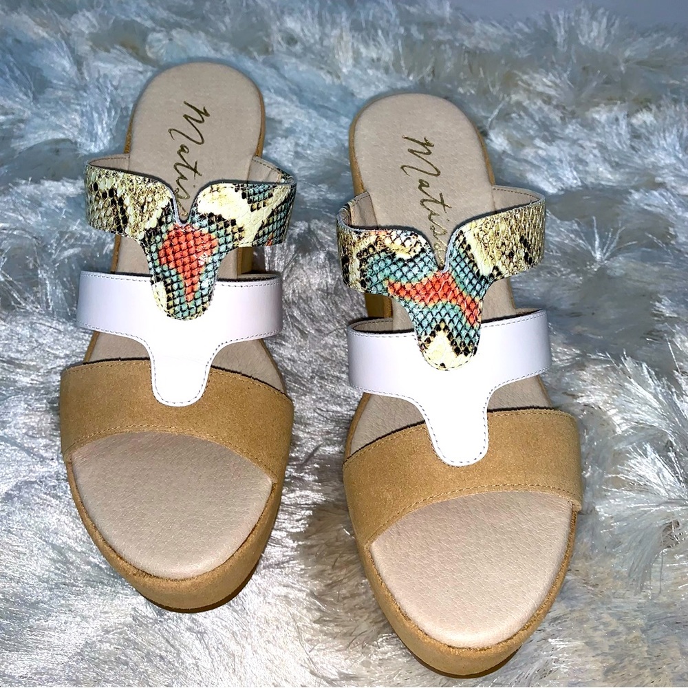 Matisse Gillian Platform Wedges in Natural Suede. NWT.